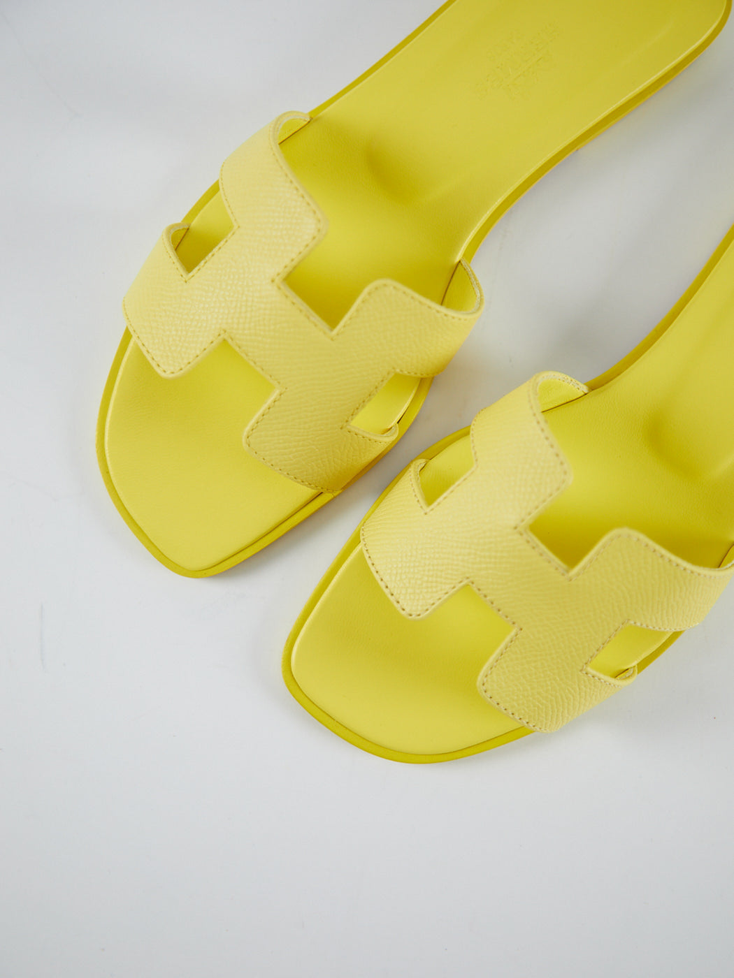 Hermès Oran Sandals (Jaune Curcuma)